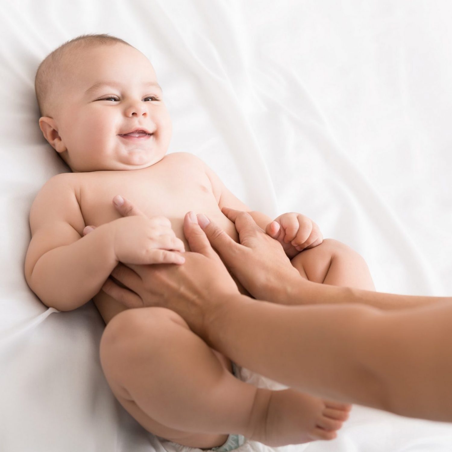 masseur-massaging-tummy-of-baby-during-colic.jpg